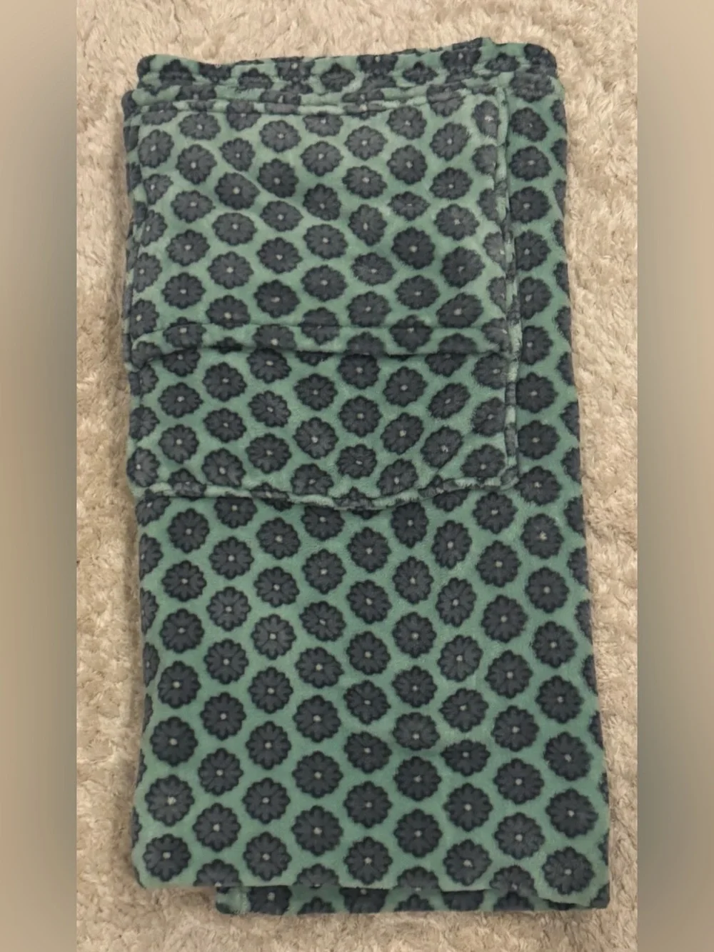 Vera Bradley Fleece Travel Blanket w/Built in Pocket to transform to a Pillow